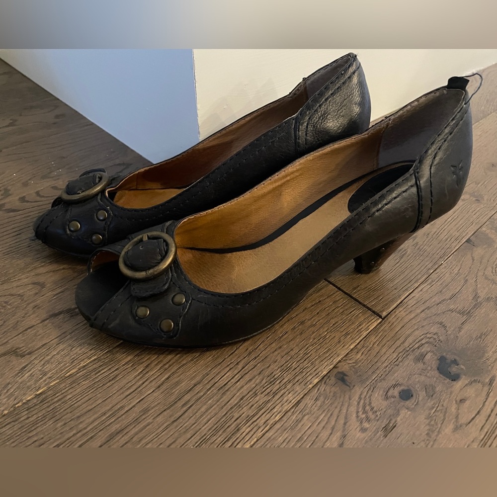 Frye maya peep toe pump. Navy size 6.5.